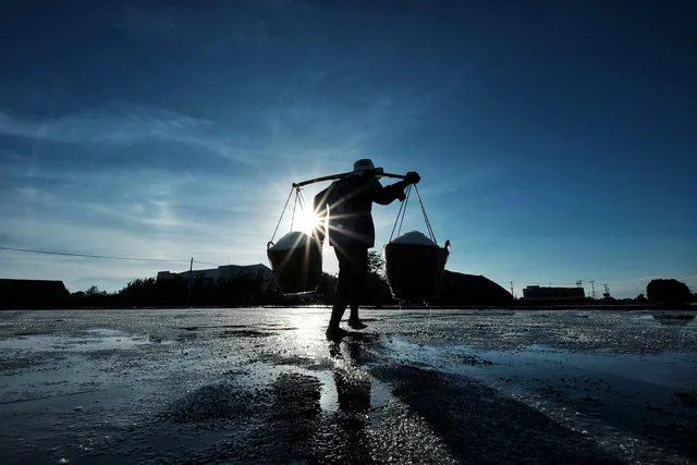man, worker, buckets, nature, salt, sunset, countryside, job, silhouette. Arbeidsmarkt in beweging: van krapte naar strategische personeelsplanning