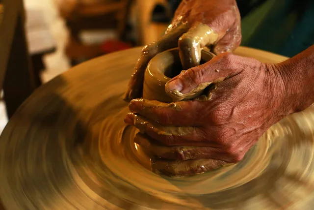 pottery, hands, spinning, workshop, handmade, ceramics, clay, clay pot, handicraft, pottery, pottery, pottery, pottery, pottery, workshop, clay, clay, clay pot. Technologieadoptie in het mkb: stappenplan voor keuze en invoering
